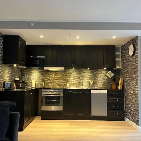 Modern & - Free Parking & Stylish Decor