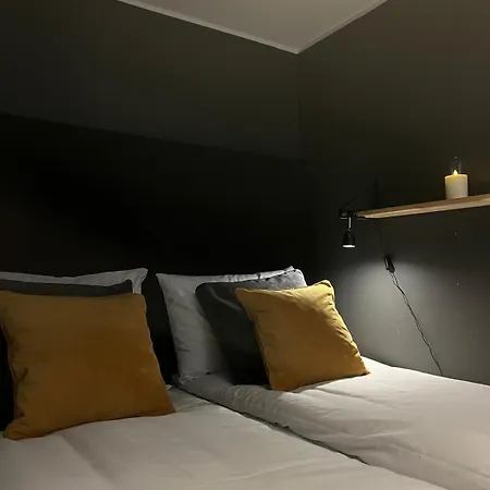 Modern & - Free Parking & Stylish Decor *